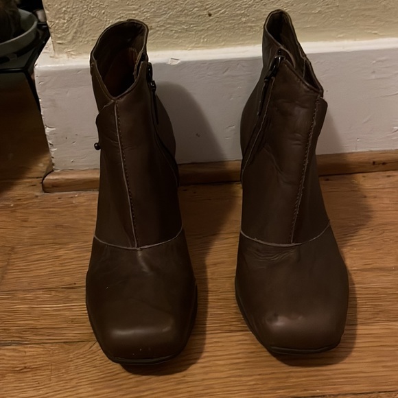 leather heeled boots - Picture 2 of 10